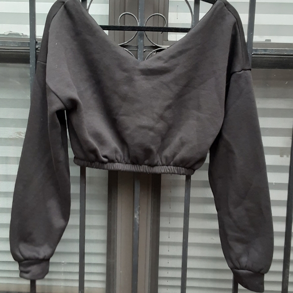 PrettyLittleThing off shoulder sweater crop top - Picture 4 of 5